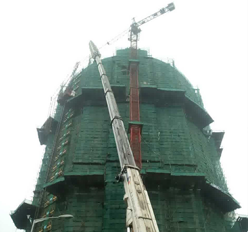 淄川吊车在工地上作业
